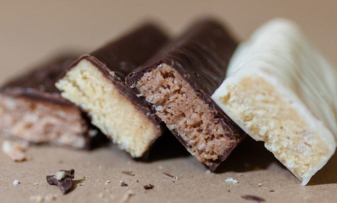 Good protein bars have at least 10 grams of protein while being low in added sugars.