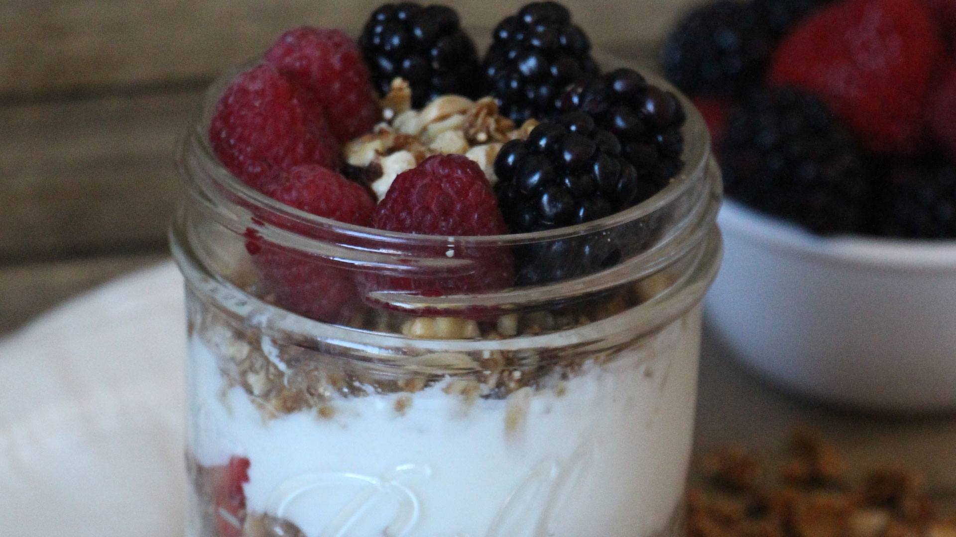 Healthy breakfast recipes: berry parfait